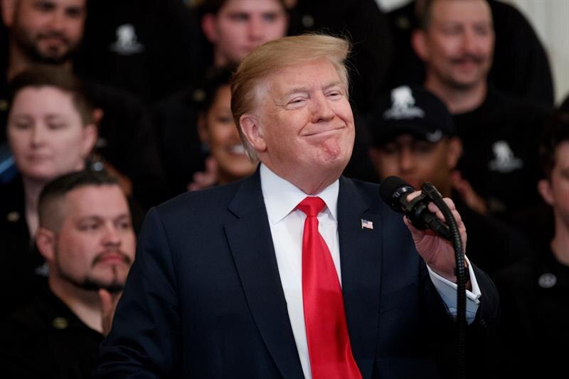 El presidente Trump sonríe ante la multitud