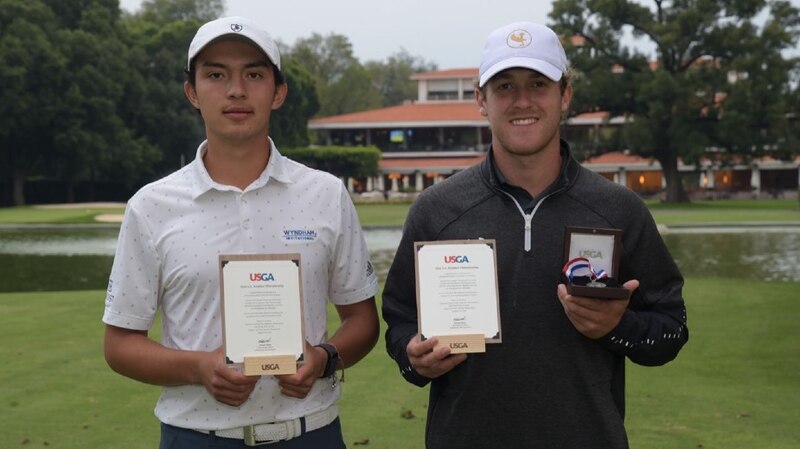 Golfistas reciben trofeo