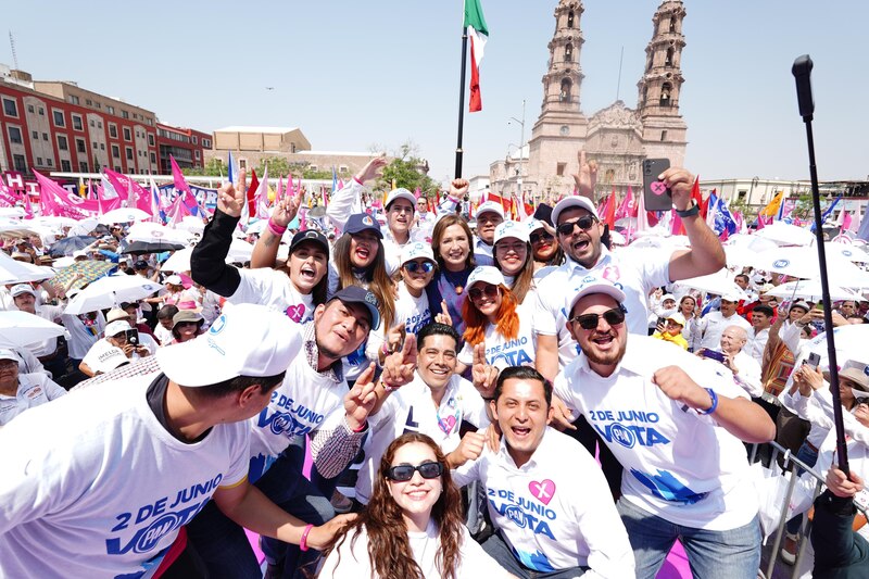 AMLO y simpatizantes celebran en el Zócalo el triunfo de Morena en las elecciones de 2018.