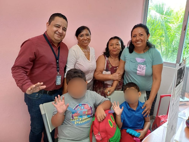 Entrega de útiles escolares a niños de escasos recursos