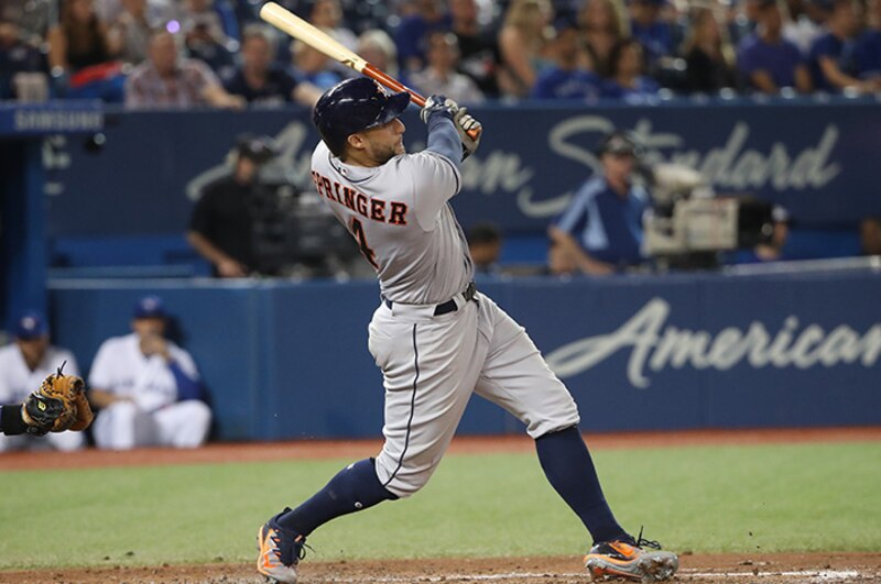 El jugador de béisbol George Springer conecta un jonrón.