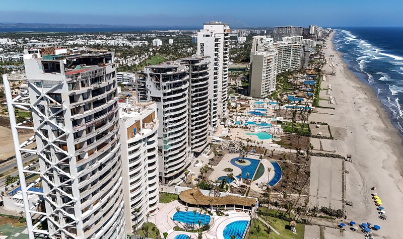 Vista aérea de un hotel en construcción en la playa