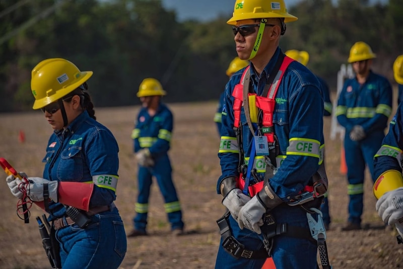 Trabajadores de la CFE caminando