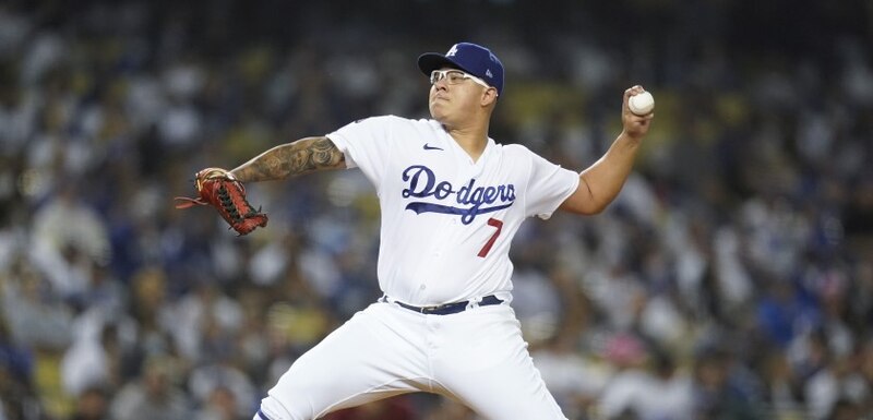 Julio Urías, el as de los Dodgers, poncha a un bateador de los Padres.