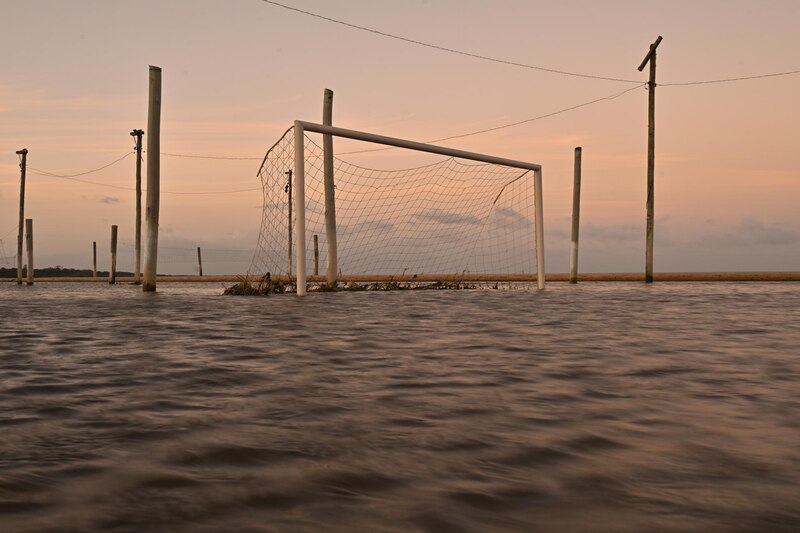 Portería de fútbol en el agua