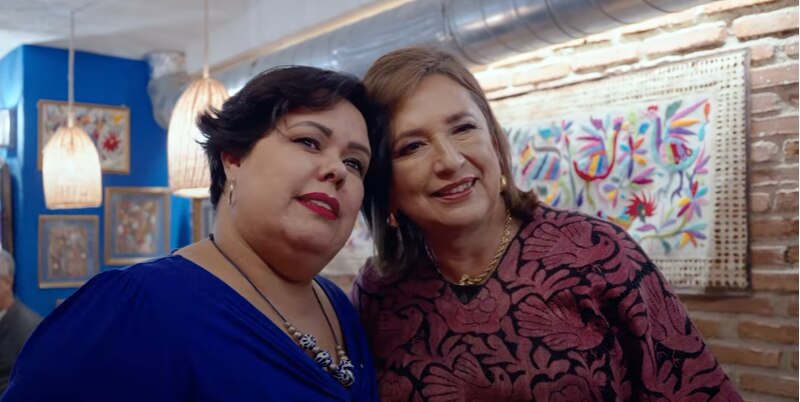 Dos mujeres sonríen a la cámara.