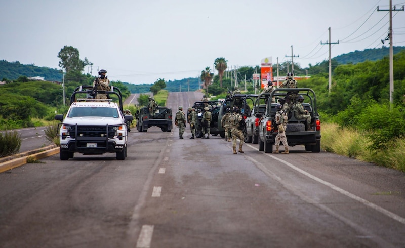 Militares mexicanos patrullan una carretera en el estado de Guerrero