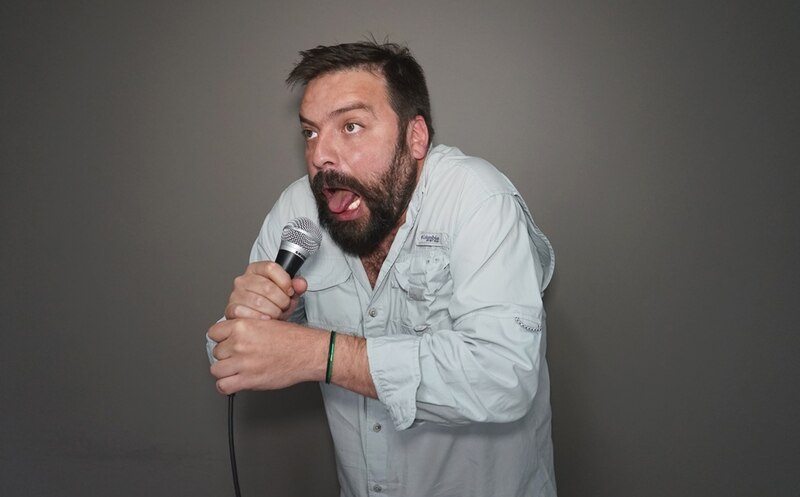 Cantante con micrófono