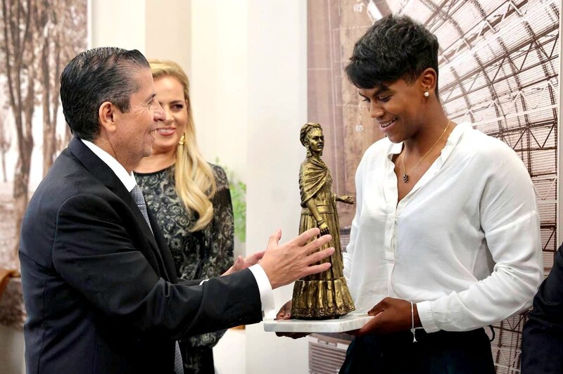 Entrega de reconocimiento a la atleta paralímpica mexicana Amalia Pérez
