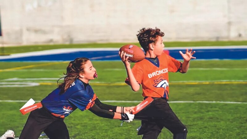 ¡Niños jugando flag football!