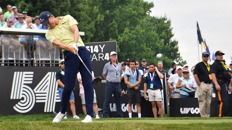 El golfista Dustin Johnson en acción durante el torneo LIV Golf Invitational Series.