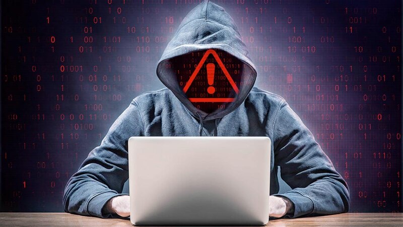 Hacker usando una computadora
