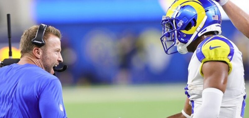 El entrenador en jefe de Los Angeles Rams, Sean McVay, habla con el jugador Cooper Kupp