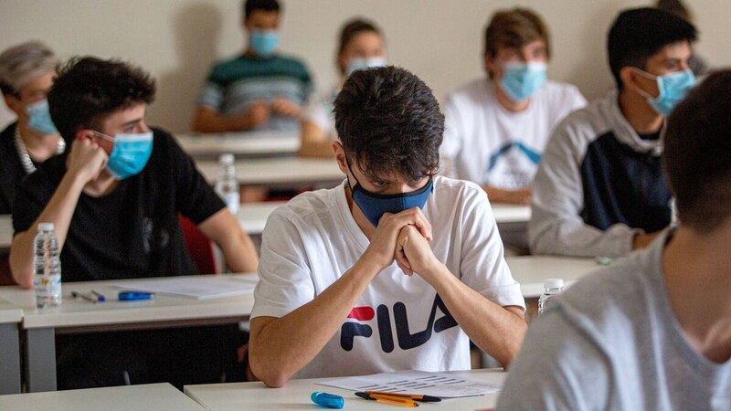 Estudiantes haciendo un examen en la universidad
