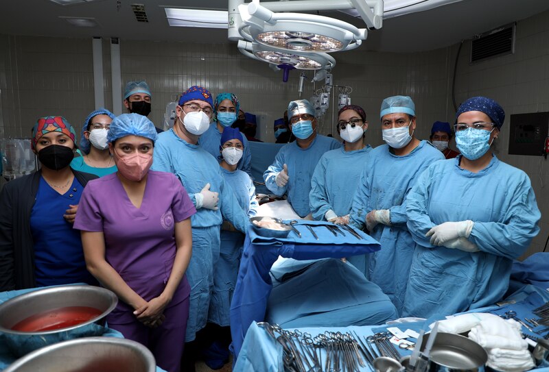 Equipo médico en cirugía