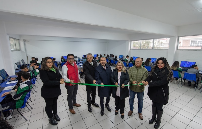 Inauguración de un aula de informática en una escuela