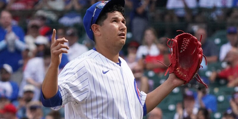 El lanzador de los Cachorros de Chicago, Javier Assad, hace una señal para pedir un out durante el partido contra los Rojos de Cincinnati el 27 de septiembre de 2022 en el Wrigley Field de Chicago.