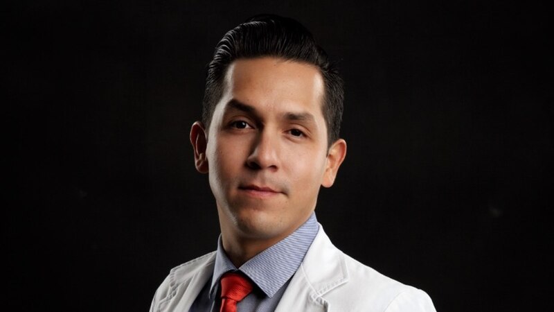 El Dr. Juan Pérez, un médico cirujano plástico certificado por el consejo, se especializa en cirugía plástica facial y cirugía plástica corporal.