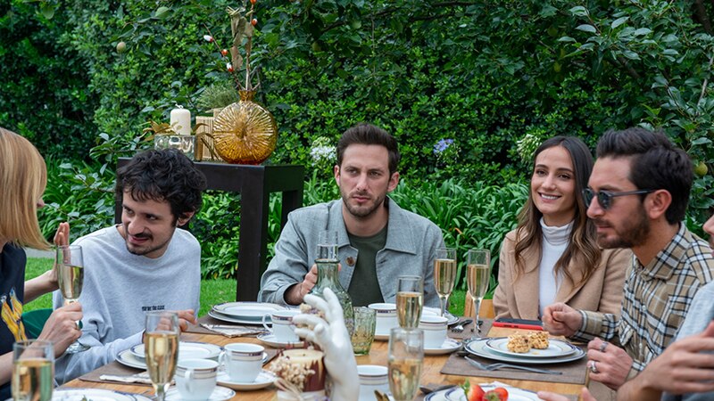 Amigos en una cena en el jardín