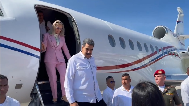 Nicolás Maduro y Cilia Flores abordan un avión