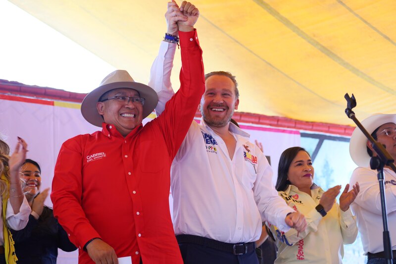 El candidato a la alcaldía de la CDMX, Gabriel del Monte, levanta la mano en señal de triunfo.