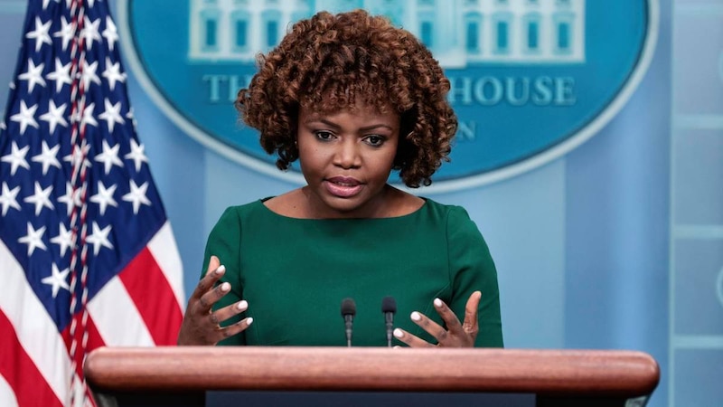 La representante demócrata Joyce Beatty habla en una conferencia de prensa.