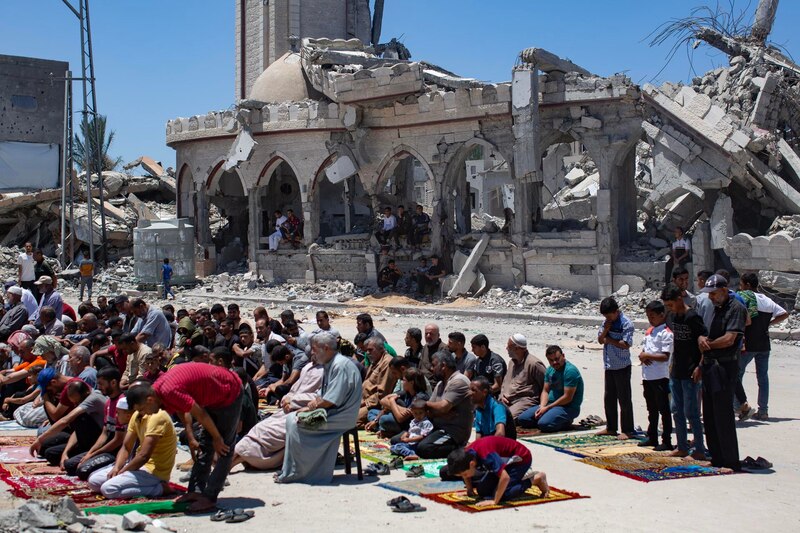 Musulmanes rezan entre los escombros de una mezquita destruida