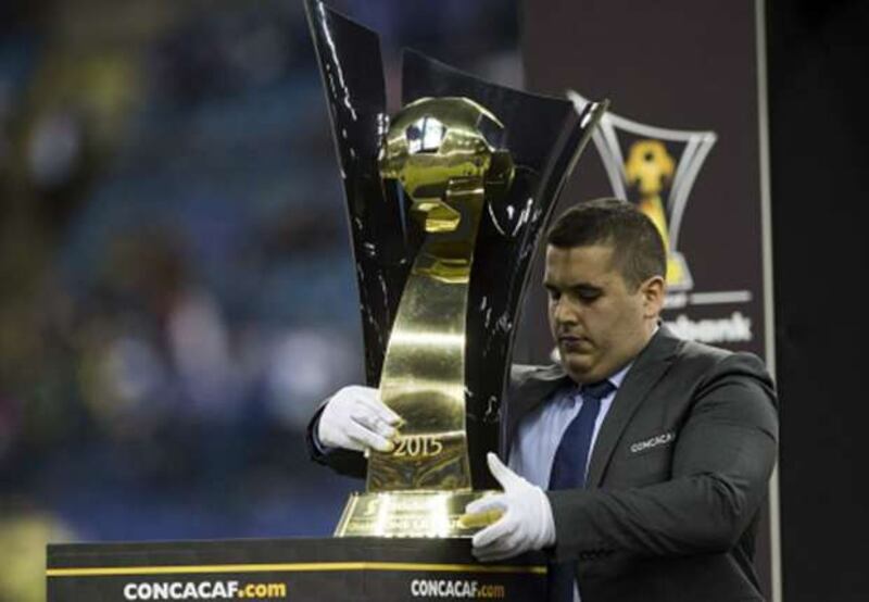 Entrega del trofeo de la Liga de Campeones de la CONCACAF 2015