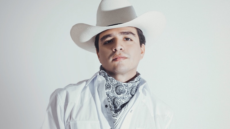 Vaquero con sombrero blanco