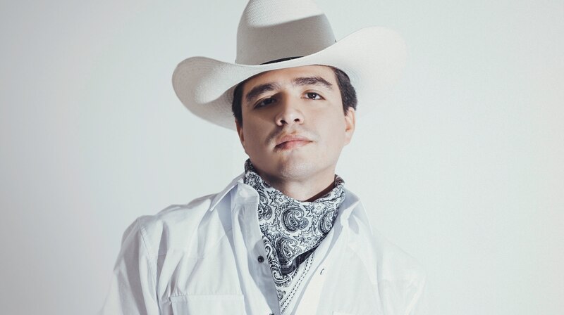 Vaquero con sombrero blanco