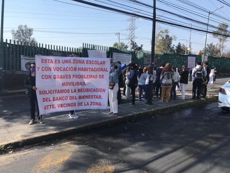 Title: Protesta en la Ciudad de México contra la construcción de un banco en una zona escolar