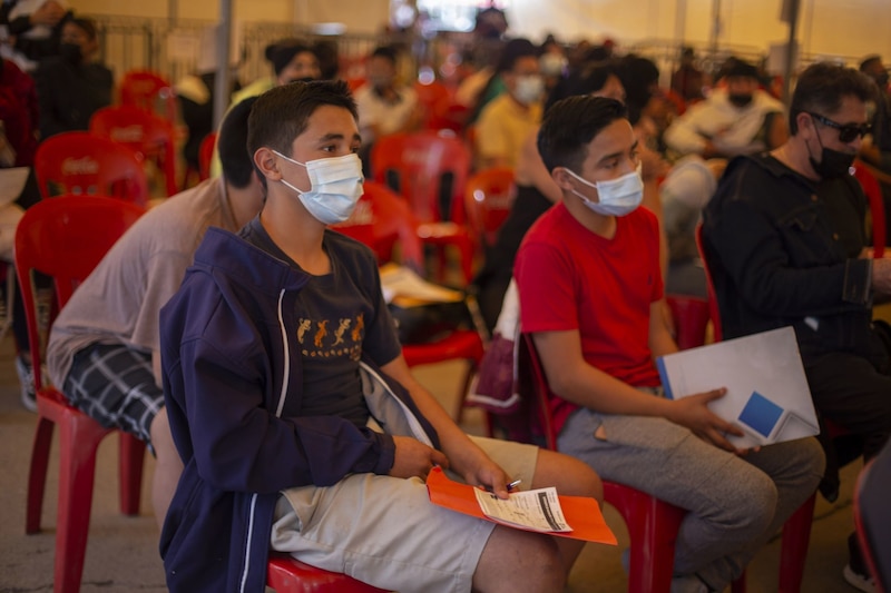 Jóvenes enmascarados en un evento