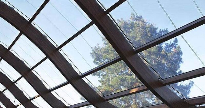 Estructura de techo de vidrio y madera