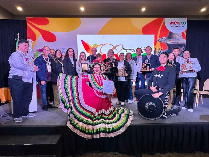 Funcionarios de Coahuila recibiendo reconocimientos en el Tianguis Turístico México 2025 por seguridad y destinos turísticos destacados