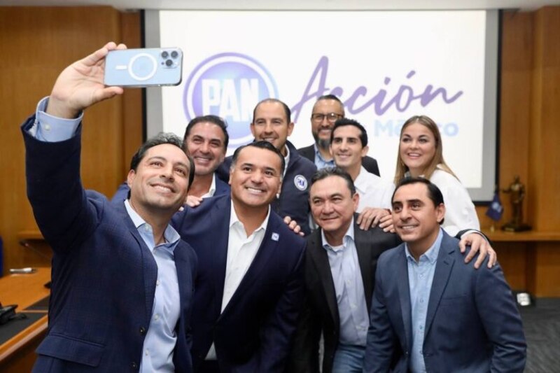 Candidatos del PAN se toman una selfie