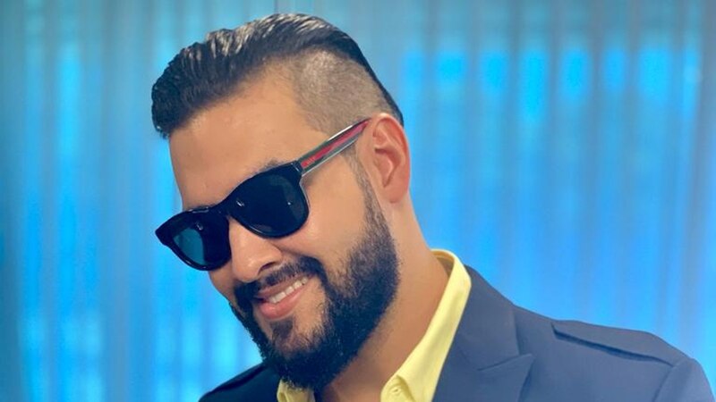 El cantante Nicky Jam sonríe a la cámara.