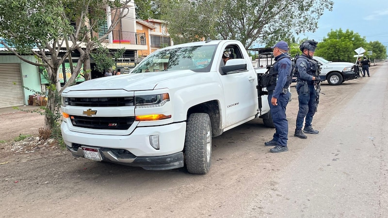 Policías mexicanos detienen una camioneta con hombres armados