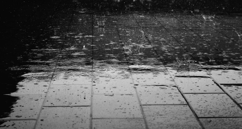 Lluvia sobre calle
