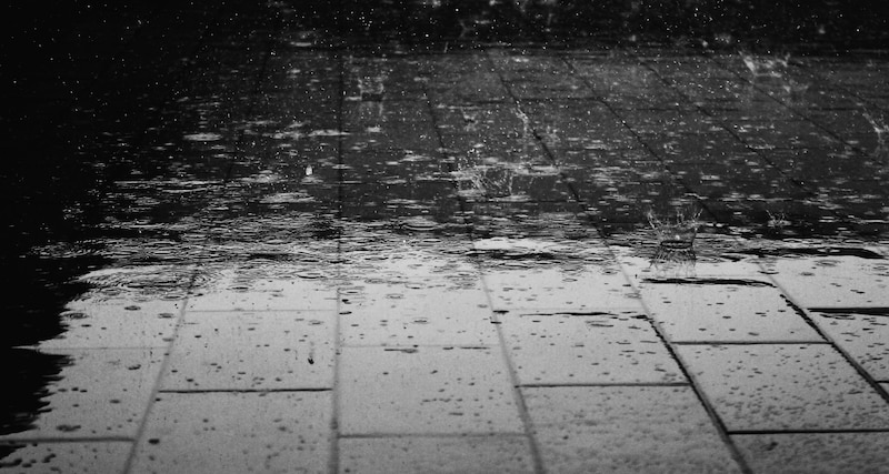 Lluvia sobre calle