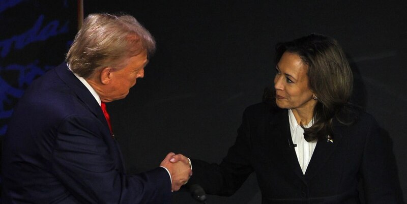 El presidente Donald Trump y la vicepresidenta Kamala Harris se dan la mano.