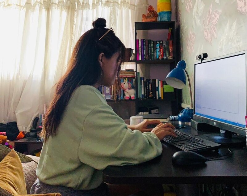 Mujer joven trabajando en su computadora