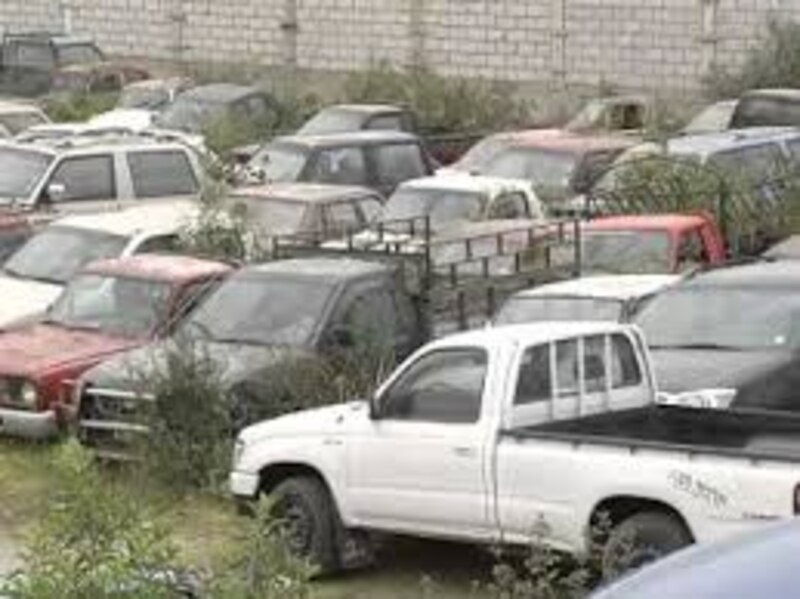 Un depósito de chatarra lleno de coches abandonados