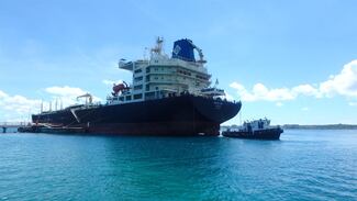 Petrolero atraca en la mayor terminal de Cuba en aparente burla al bloqueo impuesto por Trump 