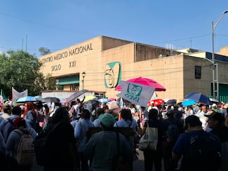 “Después de trabajar venimos a marchar”: personal del IMSS inicia manifestación