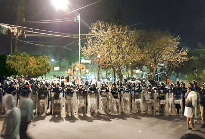 Enfrentamientos entre manifestantes y policías en las calles de Caracas