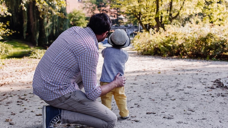 Padre e hijo caminan juntos en el parque