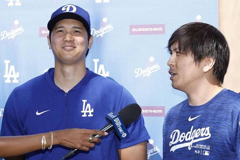 Clayton Kershaw y Hyun-Jin Ryu, dos lanzadores de los Dodgers de Los Ángeles, son entrevistados por un reportero.