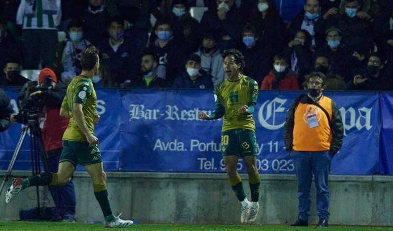 El jugador del Real Betis, Nabil Fekir, celebra un gol con su compañero Borja Iglesias.