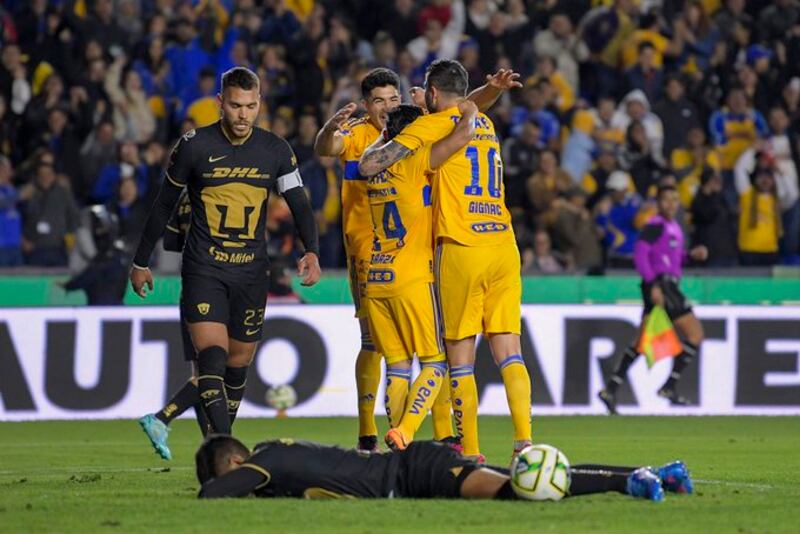 Jugadores de fútbol celebrando un gol