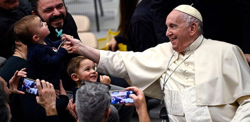 El Papa Francisco bendice a un bebé